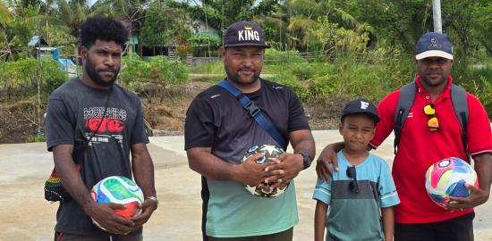 Peduli, Presiden Prabowo Subianto Beri Perhatian Kepada Pemuda di Kampung Maibo