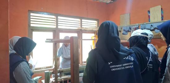 KKN Unand Reguler I 2026 Dorong Digitalisasi UMKM Songket