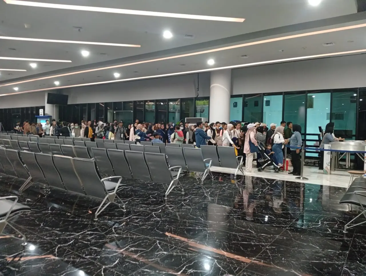 H-4 Lebaran 2026, Penumpang Penyeberangan Mulai Membludak di Pelabuhan