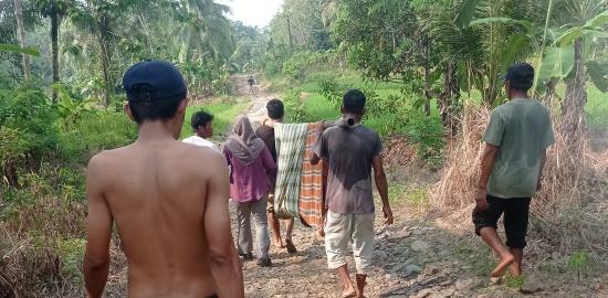 Akses Jalan Lumpuh, Nyawa Dipertaruhkan: Drama Tandu Pasien Terulang di kecamatam Patia