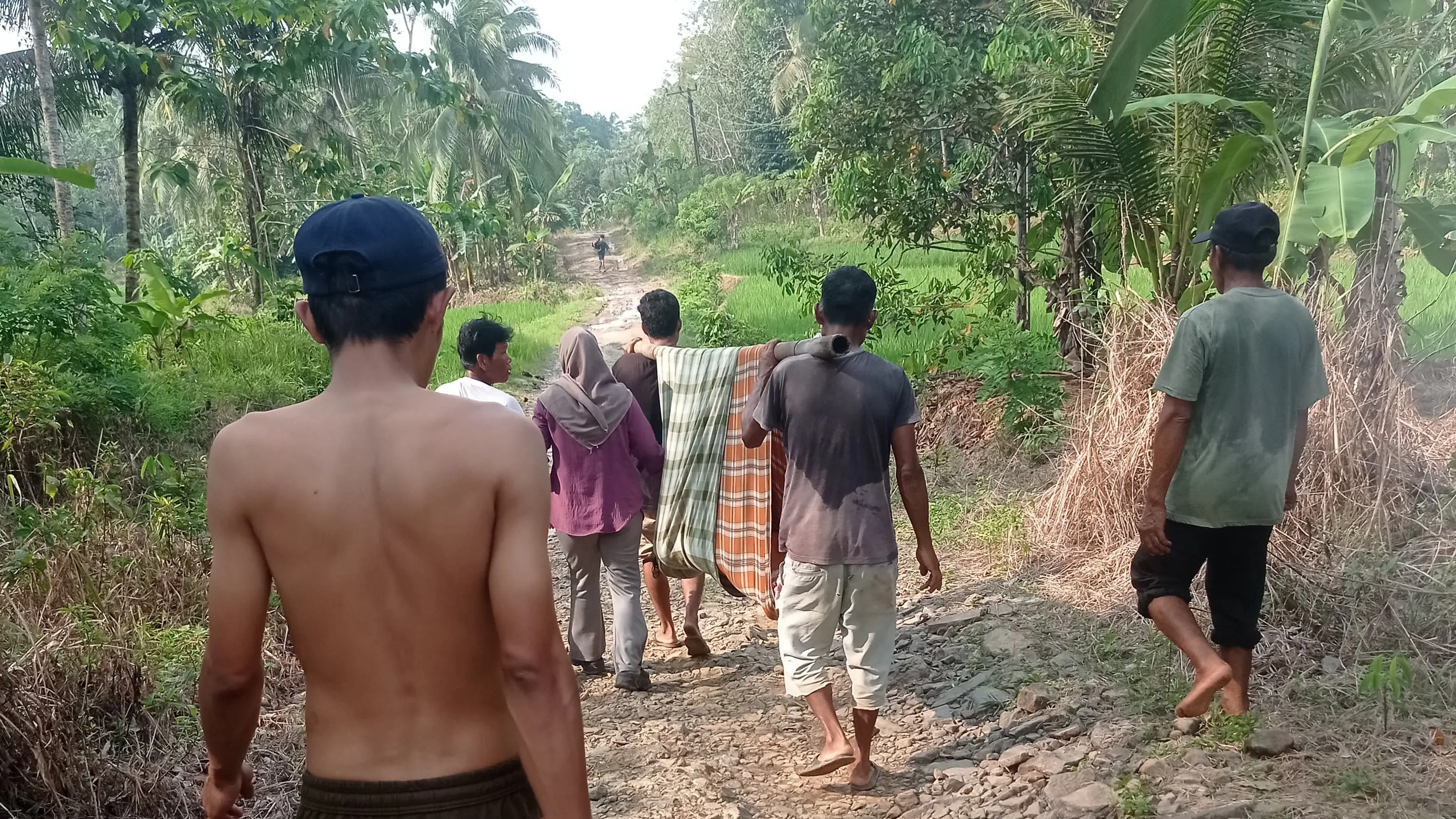 Akses Jalan Lumpuh, Nyawa Dipertaruhkan: Drama Tandu Pasien Terulang di kecamatam Patia