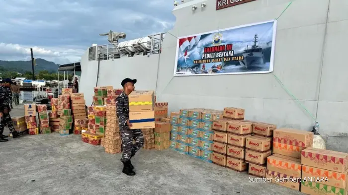 KRI Gulamah-869 Antar Logistik untuk Korban Banjir Halmahera