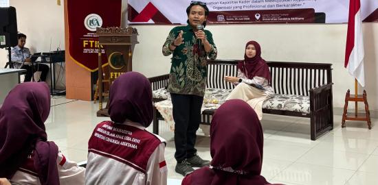 Sekretaris Wilayah BEM PTNU Banten Berikan Materi Teknik Sidang dalam Kegiatan Training of Trainers FTIK UCA