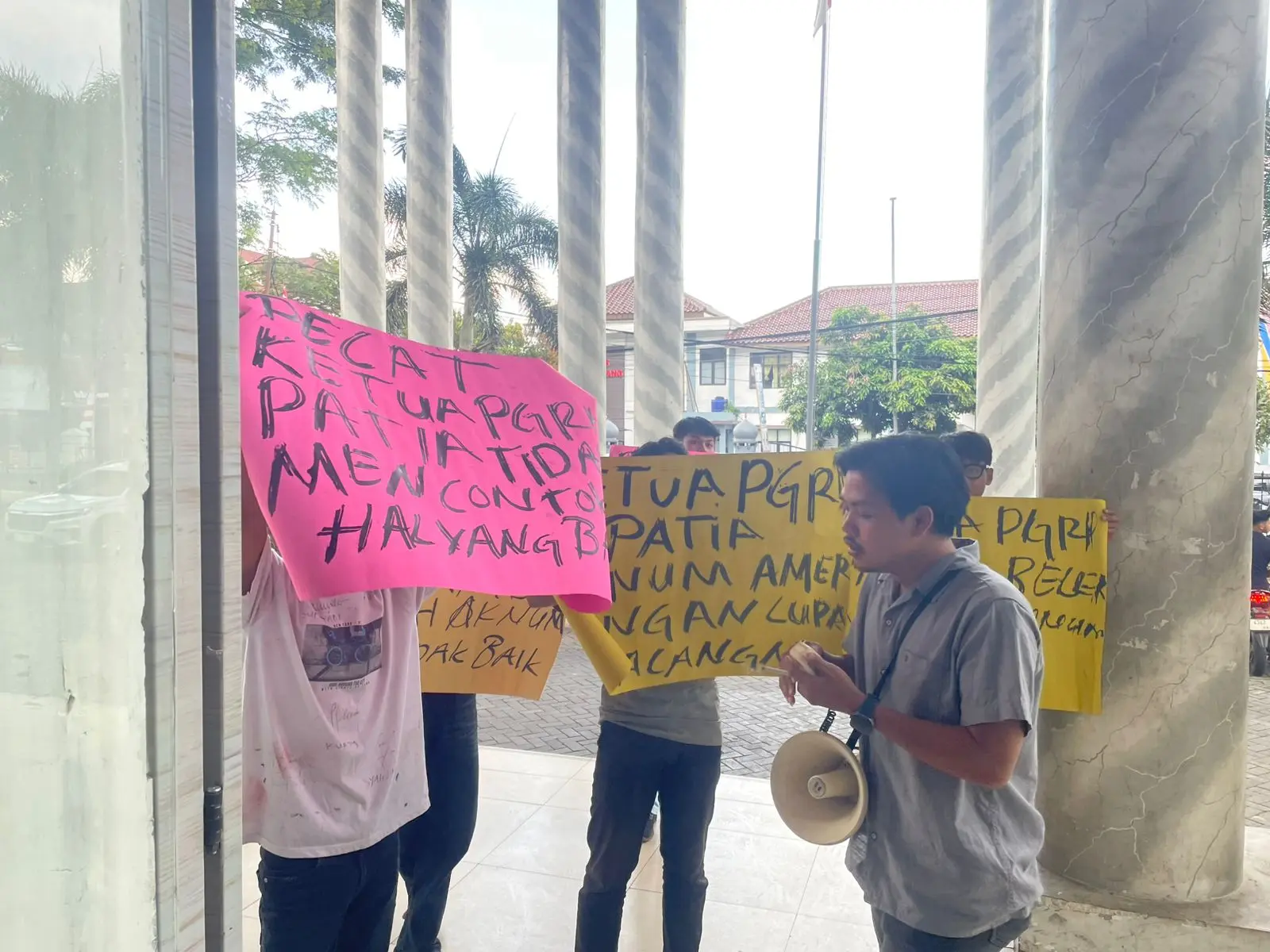 Mahasiswa Geruduk BKPSDM, Tuntut Pemecatan Ketua PGRI Kecamatan Patia