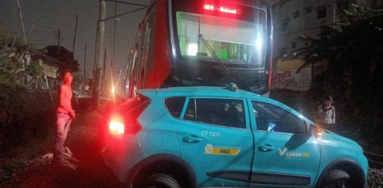 Blue Line Commuter Line Makan Korban: Commuter Line Kampung Bandan-Cikarang vs Kereta Api Argo Bromo Anggrek