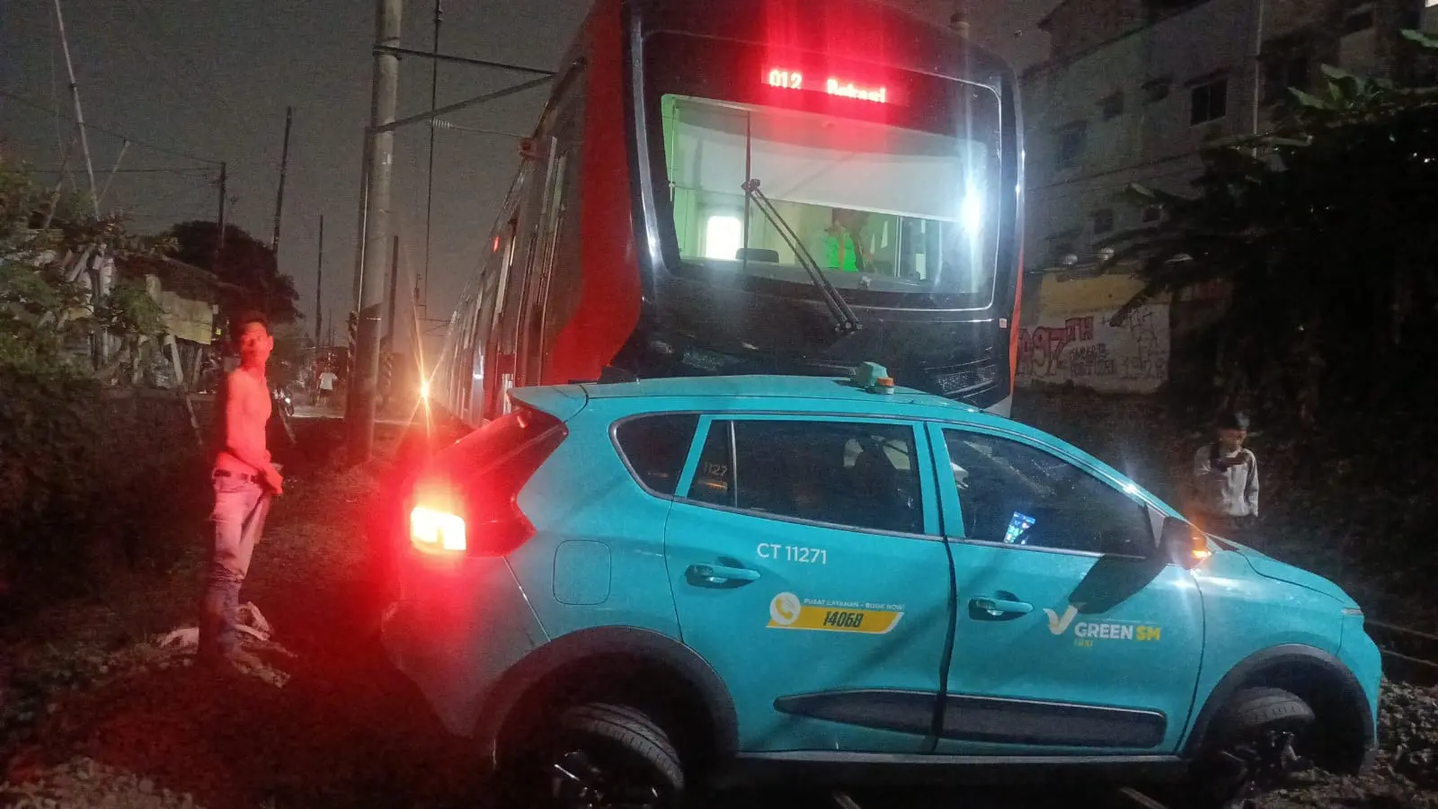 Blue Line Commuter Line Makan Korban: Commuter Line Kampung Bandan-Cikarang vs Kereta Api Argo Bromo Anggrek