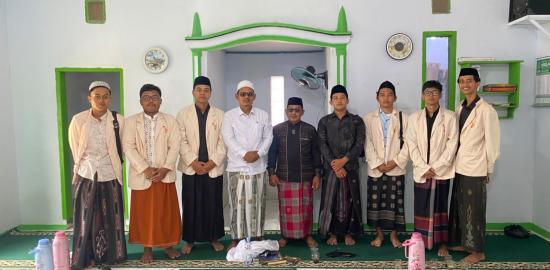 Pererat Silaturahmi, Kelompok 16 KKN UIN SMH Banten Ikuti Pengajian Bulanan di Kampung Jaura