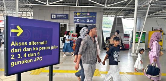 Info Commuter Line: Libur Panjang Kenaikan Yesus Kristus Berakhir, Stasiun Commuter Line Masih Terpantau Ramai oleh Wisatawan