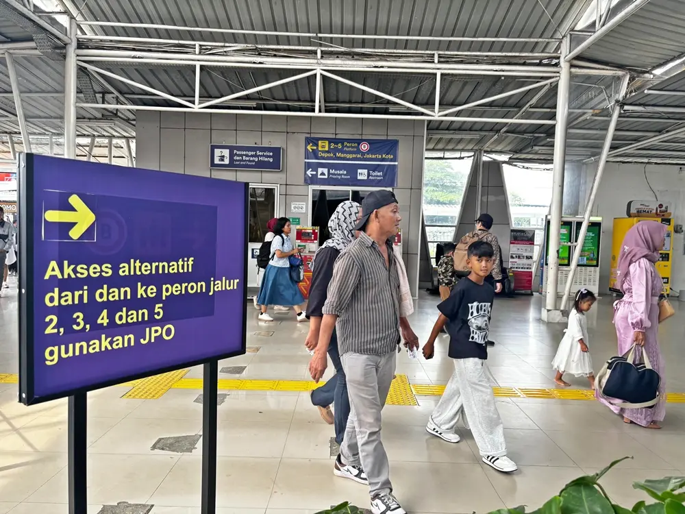 Info Commuter Line: Libur Panjang Kenaikan Yesus Kristus Berakhir, Stasiun Commuter Line Masih Terpantau Ramai oleh Wisatawan