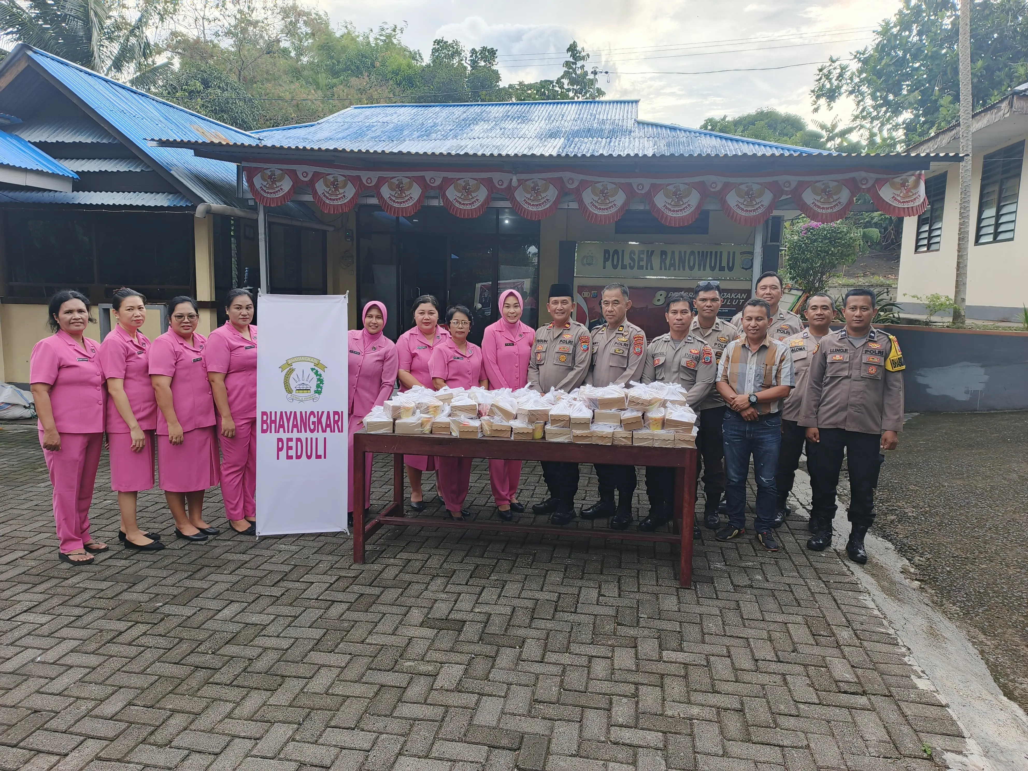 Polsek Ranowulu dan Bhayangkari Berbagi Takjil: Hangatkan Kebersamaan di Bulan Suci Ramadhan