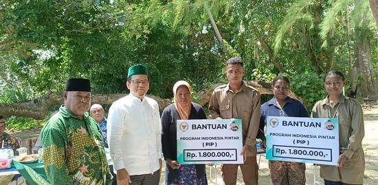 Serahkan PIP, Senator DPD RI - H. Hartono Minta Penerima PIP Tingkatkan Prestasi