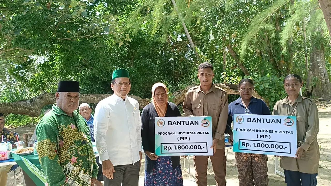 Serahkan PIP, Senator DPD RI - H. Hartono Minta Penerima PIP Tingkatkan Prestasi
