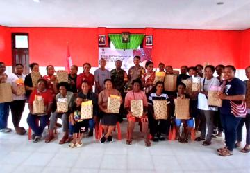 Warga Klawasi Kota Sorong Dilatih Membuat Totebag Oleh PYCH Papua Barat Daya