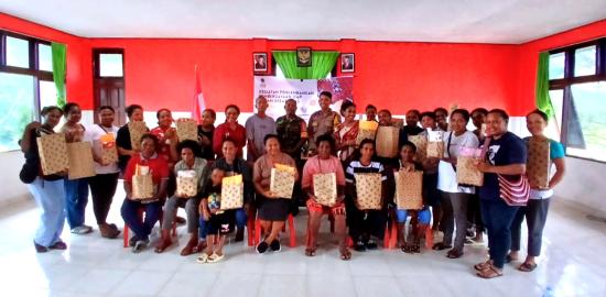 Warga Klawasi Kota Sorong Dilatih Membuat Totebag Oleh PYCH Papua Barat Daya