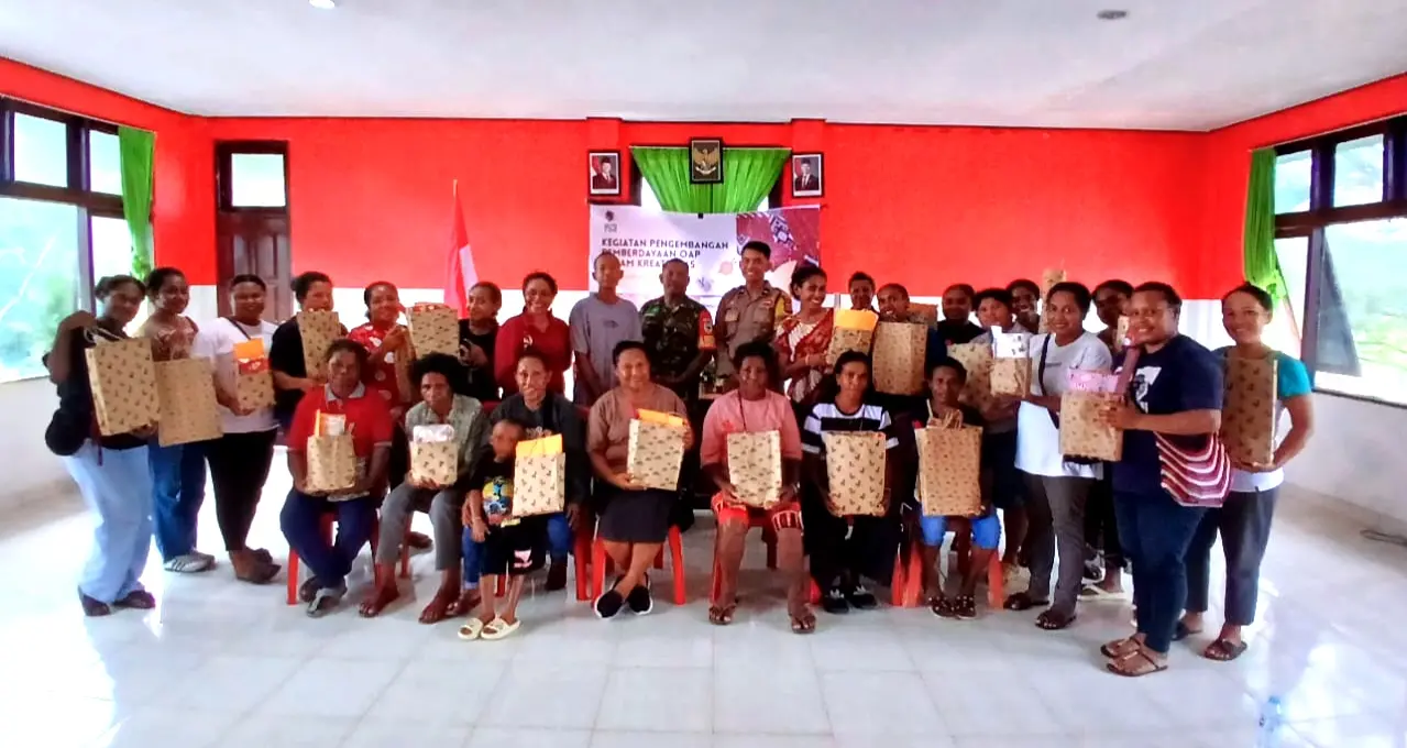 Warga Klawasi Kota Sorong Dilatih Membuat Totebag Oleh PYCH Papua Barat Daya