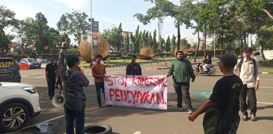 Aliansi Pergerakan Rakyat Revolusi Anti Korupsi (PROGRESI) Melakukan Aksi di KCD Kota Tangerang dan Tangerang Selatan