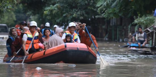 PLN Pastikan Keamanan Kelistrikan dan Bantu Evakuasi Warga di Tengah Banjir Bekasi