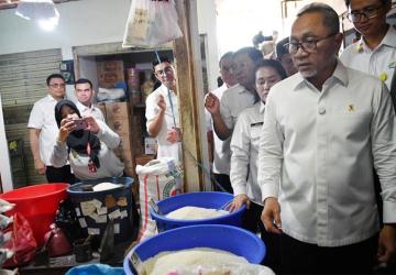 Mendag Busan dan Menko Pangan Pantau Pasar Johar Baru, Pastikan Stok Bapok Cukup dan Harga Sesuai HET