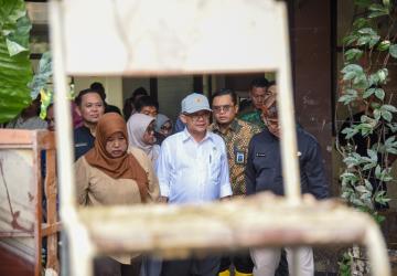 Mendikdasmen Beri Bantuan Dana ke Sekolah dan Perlengkapan Belajar ke Siswa yang Terdampak Banjir