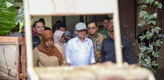 Mendikdasmen Beri Bantuan Dana ke Sekolah dan Perlengkapan Belajar ke Siswa yang Terdampak Banjir