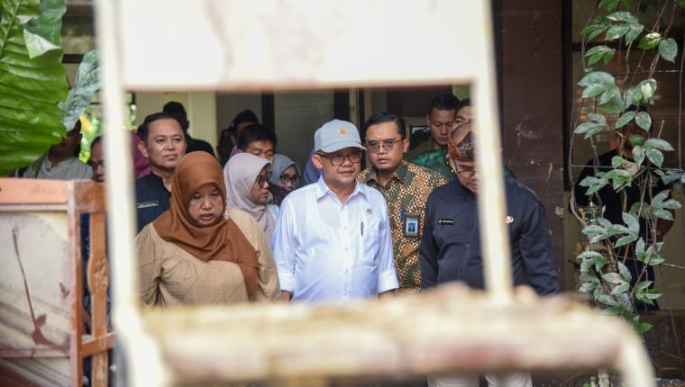 Mendikdasmen Beri Bantuan Dana ke Sekolah dan Perlengkapan Belajar ke Siswa yang Terdampak Banjir