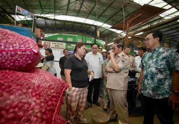 Tinjau Pasar Induk, Gubernur Pramono Pantau Harga Pangan dan Lepas Armada Pasar Murah Jelang HBKN