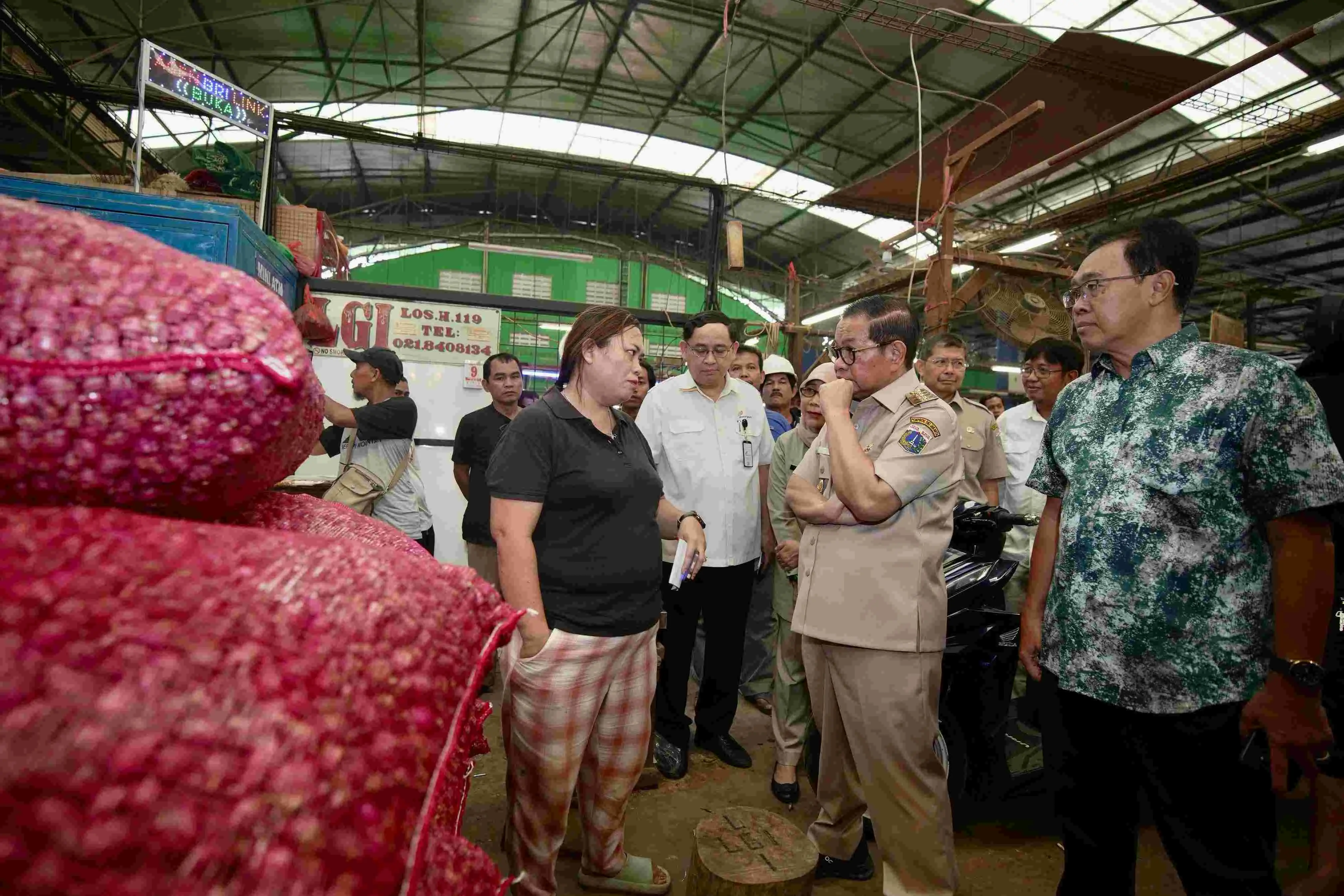 Tinjau Pasar Induk, Gubernur Pramono Pantau Harga Pangan dan Lepas Armada Pasar Murah Jelang HBKN