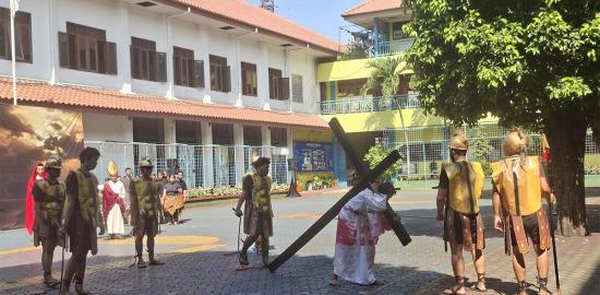 Teatrikal Perjalanan Yesus: Penghayatan Iman dan Pengorbanan di Gereja Santo Robertus Bellarminus