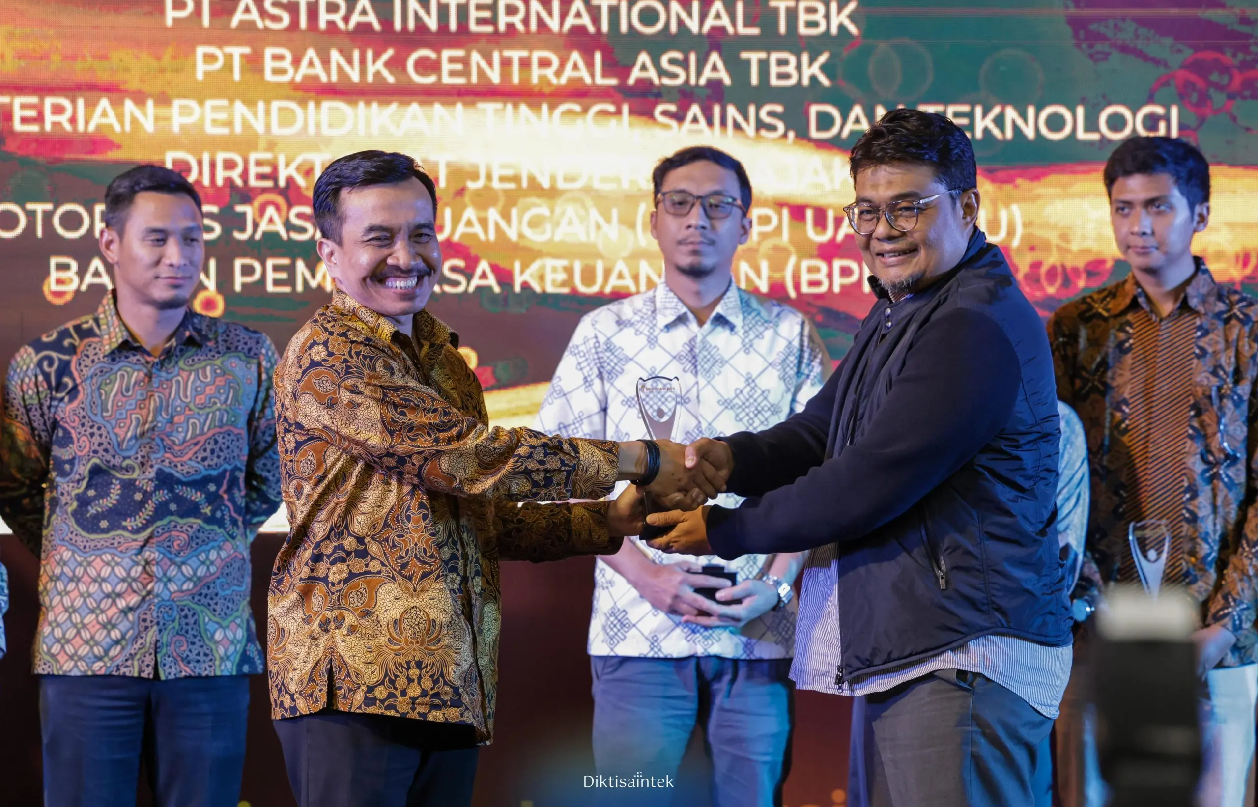Media Sosial Kemdiktisaintek Raih Penghargaan SPS Awards 2025