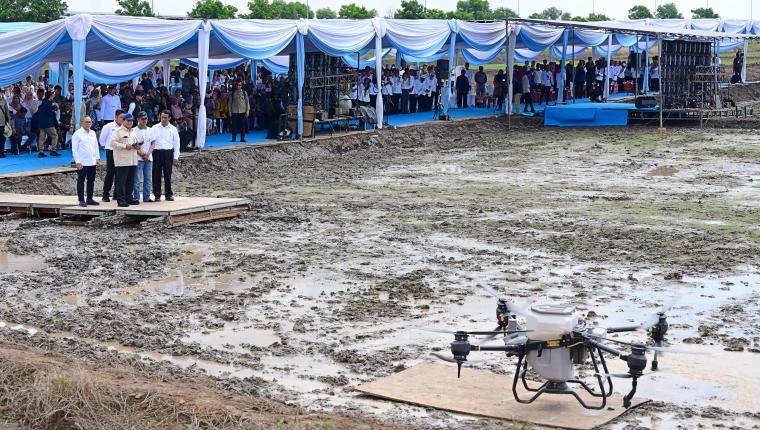 Presiden Prabowo Tebar Benih Padi dengan Teknologi Drone Pertanian