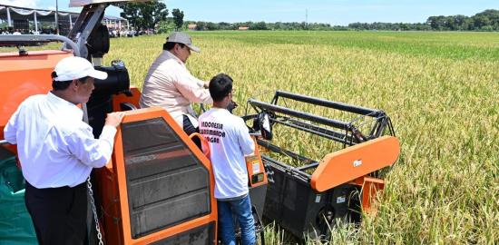 Panen Raya Serentak di 14 Provinsi, Presiden Prabowo Tegaskan Komitmen Wujudkan Kedaulatan Pangan
