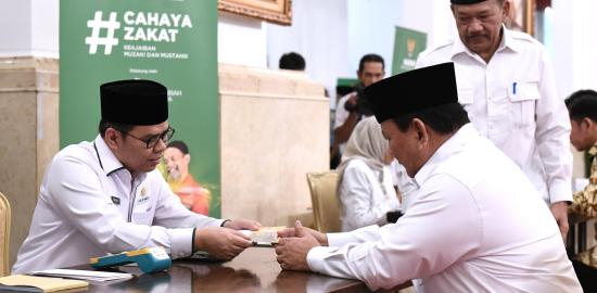 Presiden Prabowo Serahkan Zakat kepada BAZNAS di Istana Negara
