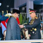 Presiden Prabowo Terima Medali Loka Praja Samrakshana pada Peringatan Ke-80 Hari Bhayangkara