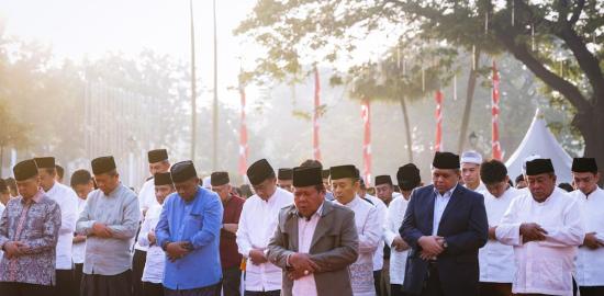 Rano Bersama Warga Salat Iduladha di Balaikota