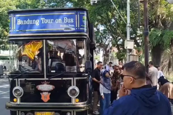 Momen Libur Panjang, Ratusan Wisatawan Rela Antre Demi Naik Bandros di Bandung