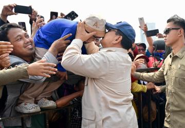 May Day di Monas, Presiden Prabowo Bagikan Topi kepada Buruh