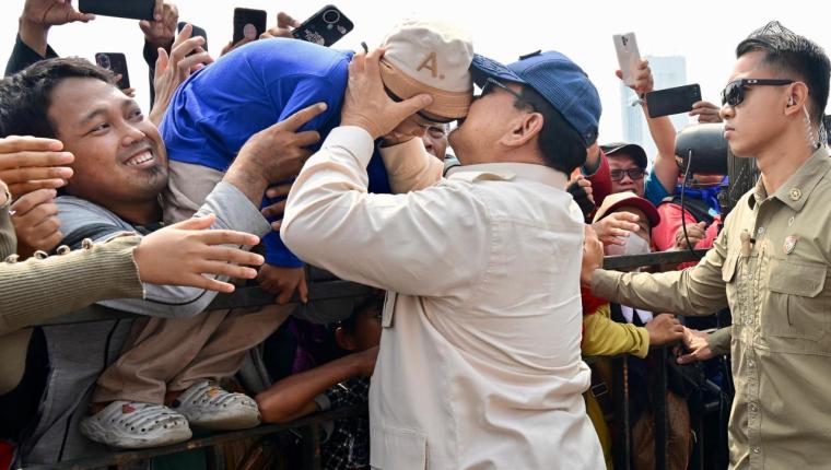 May Day di Monas, Presiden Prabowo Bagikan Topi kepada Buruh
