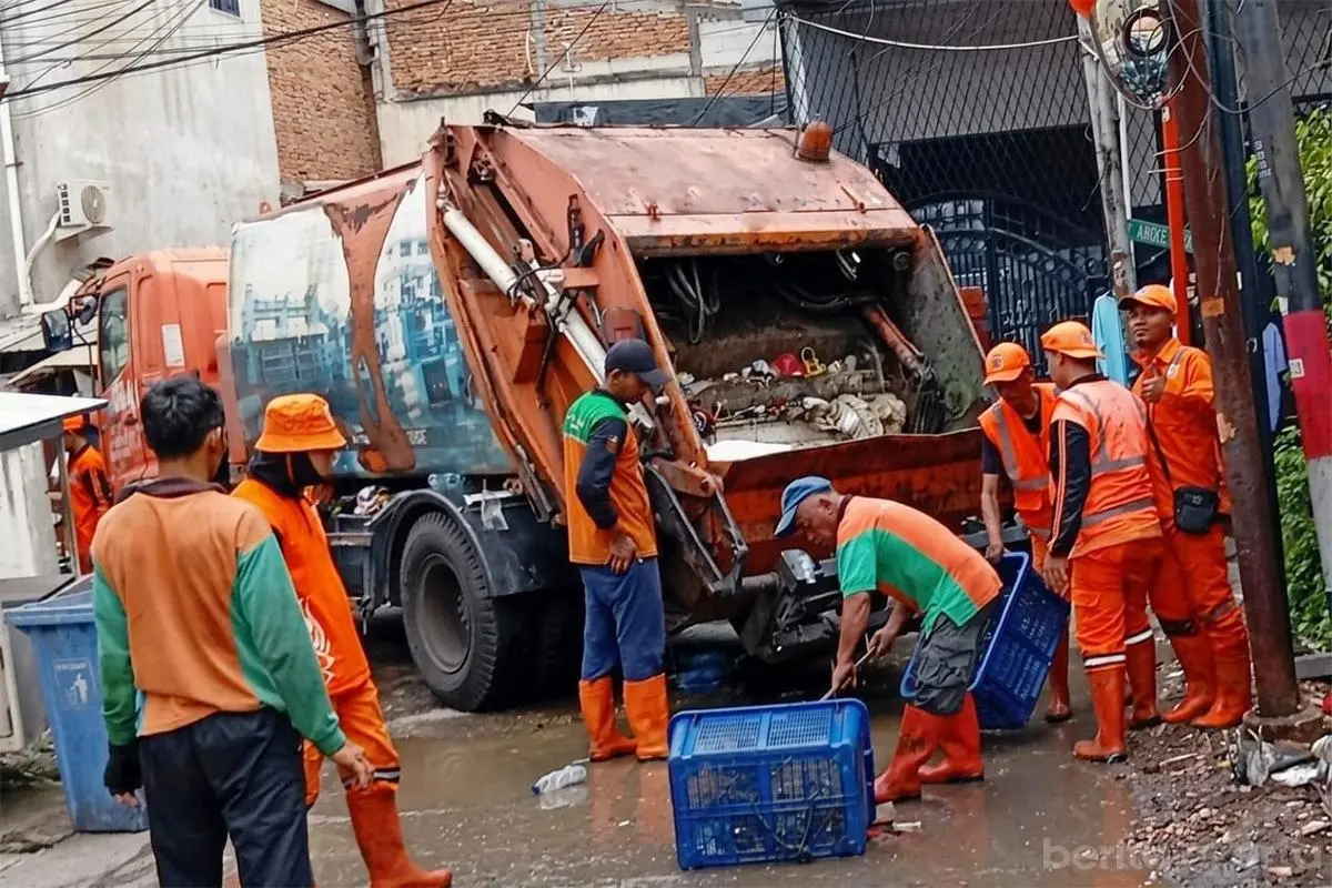Pemkot Jakbar Akan Pinjam Lahan KAI untuk TPS Sementara
