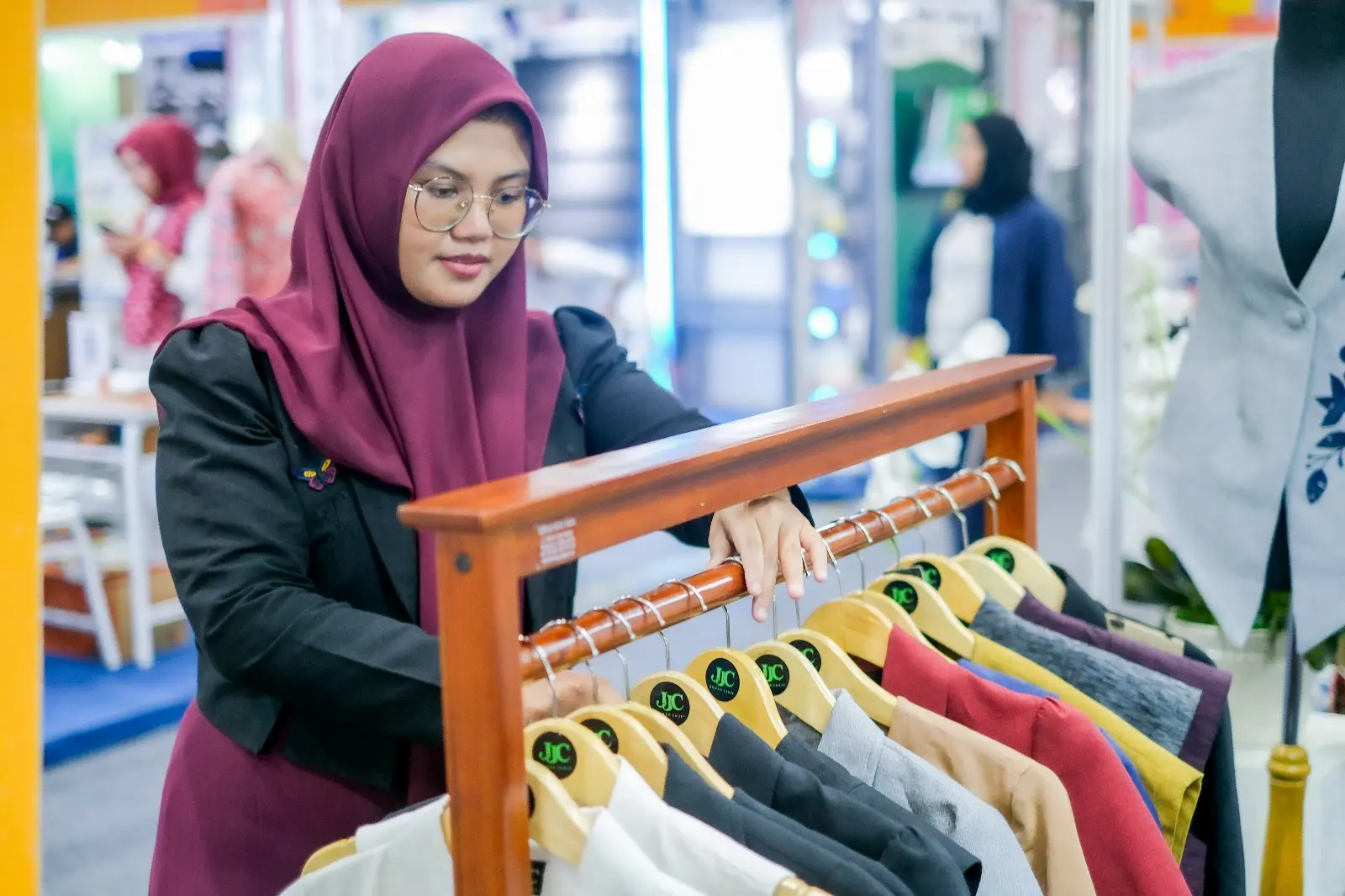 LinkUMKM BRI Dukung Pengembangan Fesyen Wastra Eksklusif oleh JJC Rumah Jahit