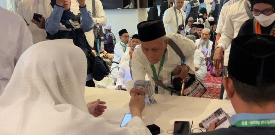 Jemaah Haji Embarkasi Aceh Terima 2.000 SAR dari Baitul Asyi