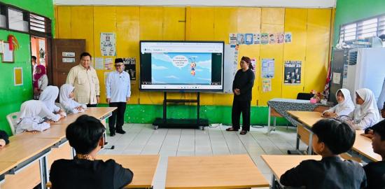 Presiden Prabowo Saksikan Langsung Penggunaan Smart Board saat Peringatan Hardiknas