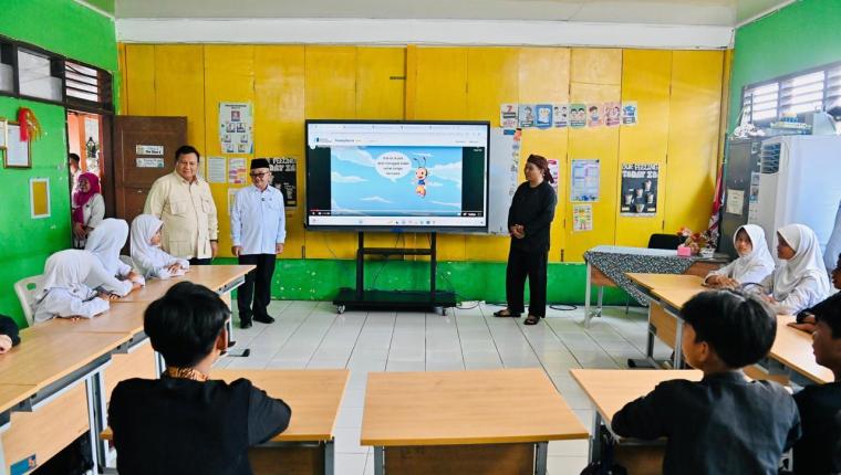 Presiden Prabowo Saksikan Langsung Penggunaan Smart Board saat Peringatan Hardiknas