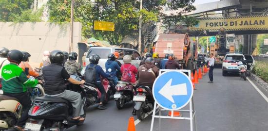 JPO Ditabrak Truk, Pengendara Diminta Hindari Jalan Kapten Tendean