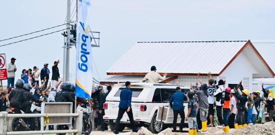 Lautan Warga Karawang Sambut Presiden Prabowo, Rayakan Capaian Swasembada Pangan Nasional