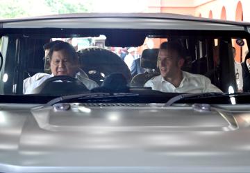 Momen Presiden Prabowo Kemudikan Mobil Bersama Presiden Macron Menuju Gedung Graha Utama Akmil Magelang