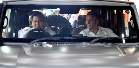 Momen Presiden Prabowo Kemudikan Mobil Bersama Presiden Macron Menuju Gedung Graha Utama Akmil Magelang