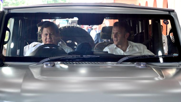 Momen Presiden Prabowo Kemudikan Mobil Bersama Presiden Macron Menuju Gedung Graha Utama Akmil Magelang