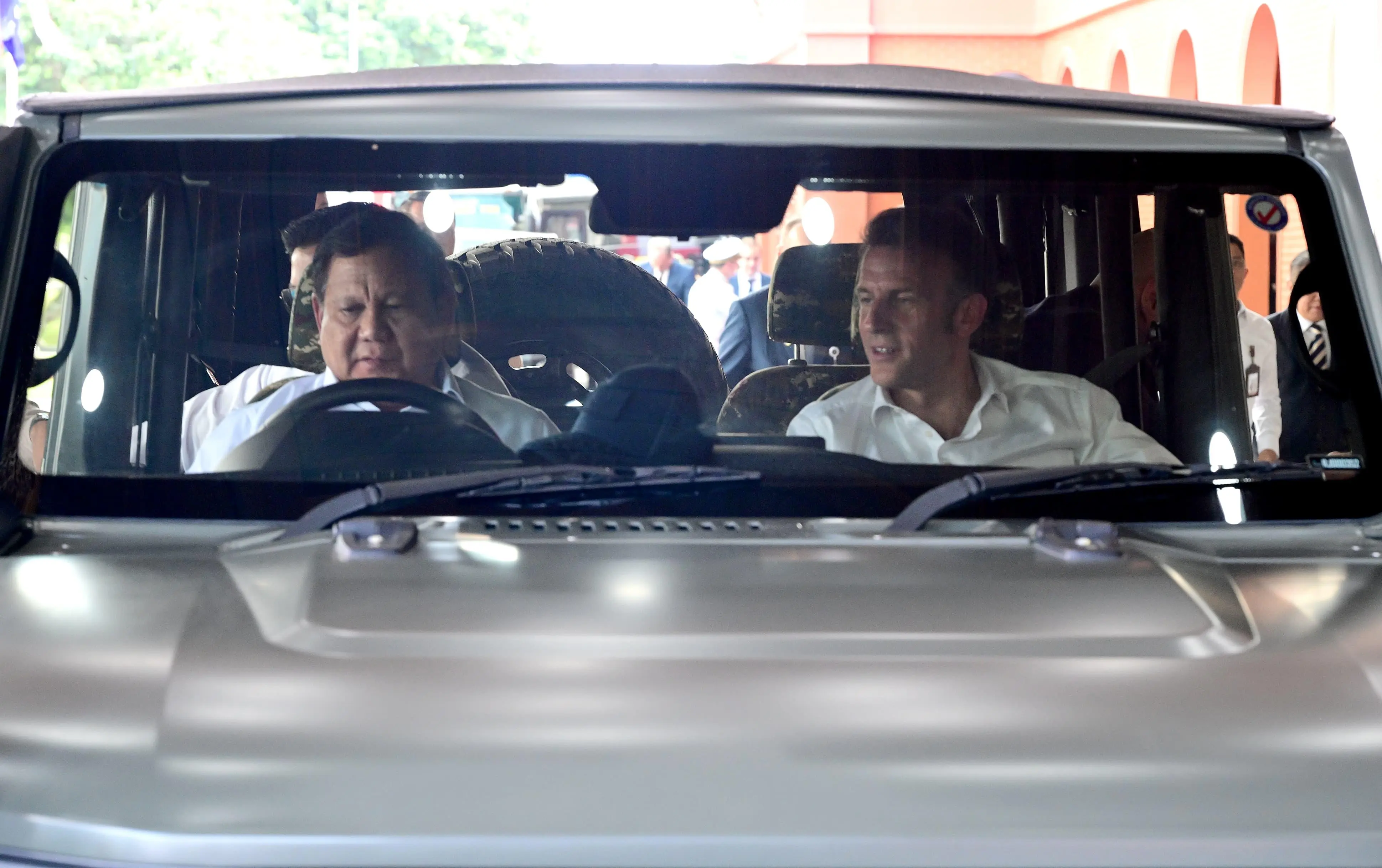 Momen Presiden Prabowo Kemudikan Mobil Bersama Presiden Macron Menuju Gedung Graha Utama Akmil Magelang
