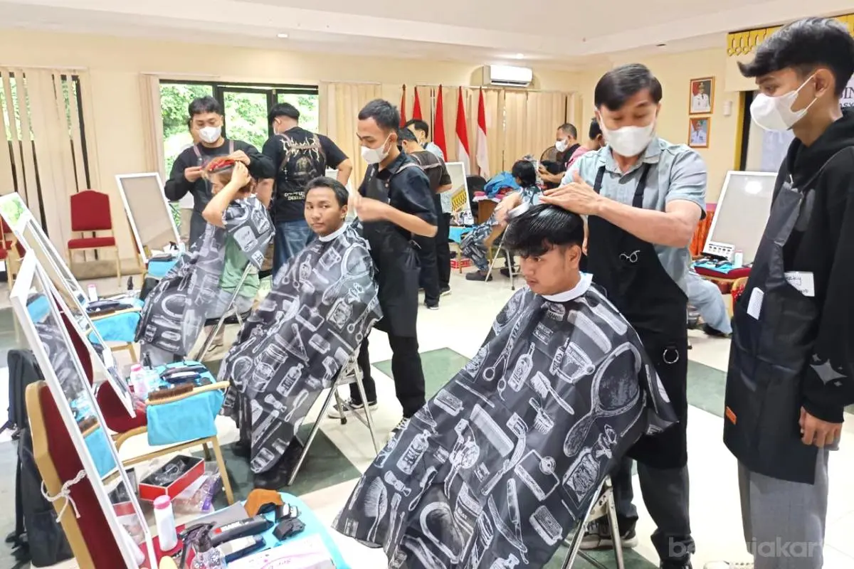 Warga Tanjung Priok Antusias Ikuti Pelatihan Gunting Rambut