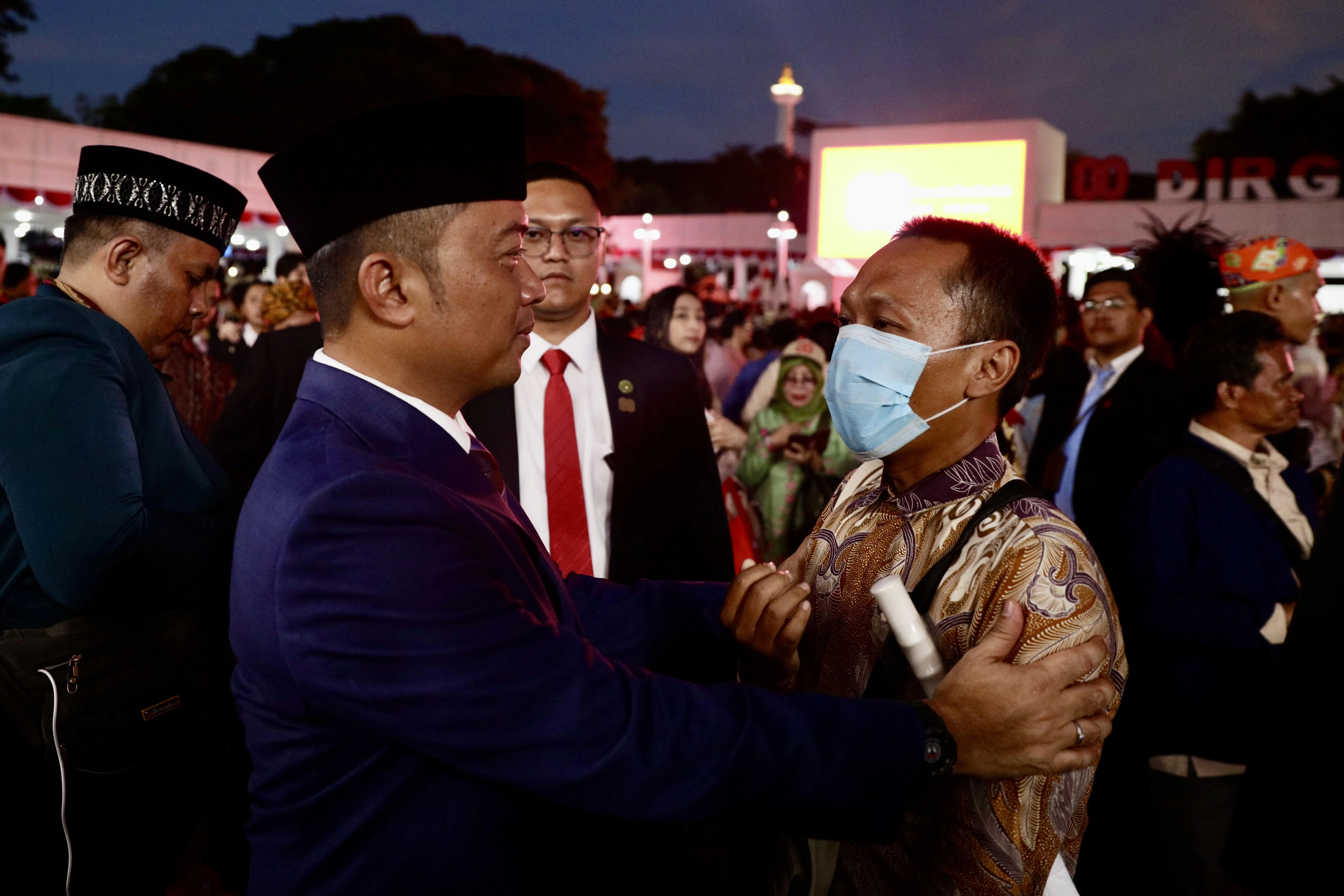 Kirab Budaya Hantarkan Duplikat Bendera Merah Putih dan Teks Proklamasi Kembali ke Monas